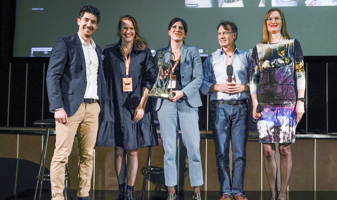 Foto: Das Einsteinteam bei der Preisverleihung: Tobias Müller, Kathrin Hönegger, Andrea Fischli Roth und die beiden Moderatoren vom Swiss Science Film Academy Award