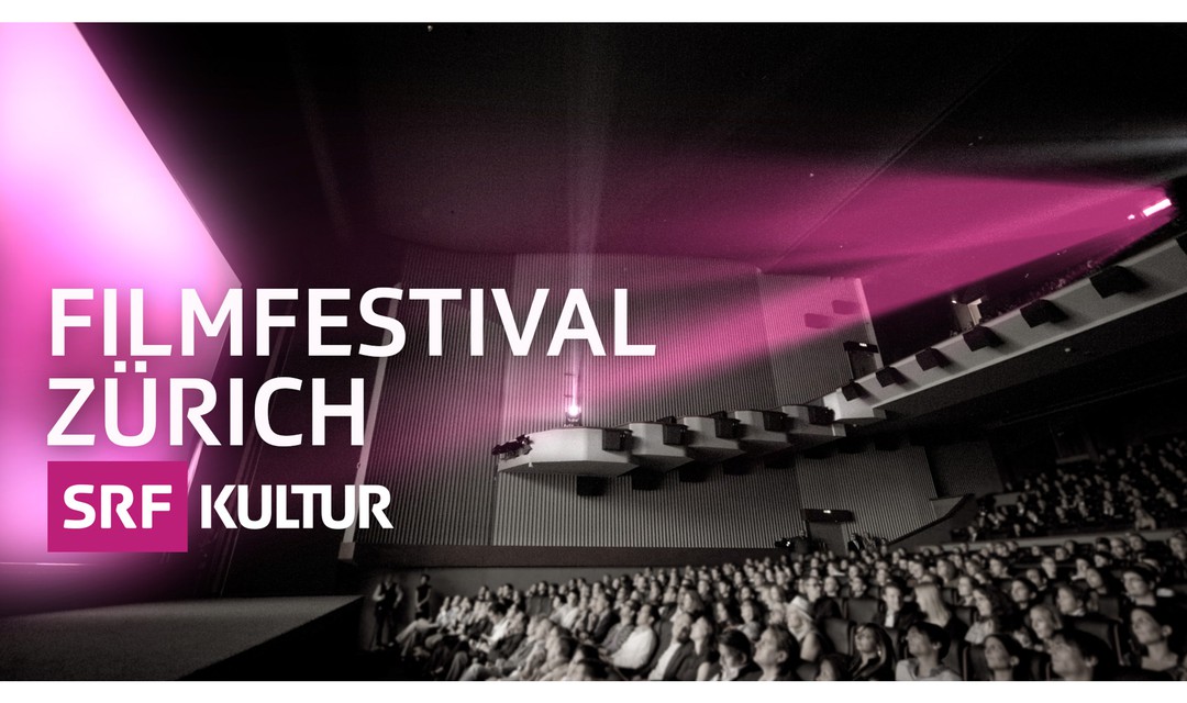 SRF Keyvisual für das 15. Zürich Film Festival, ein Kinosaal mit violett erleuchteter Leinwand