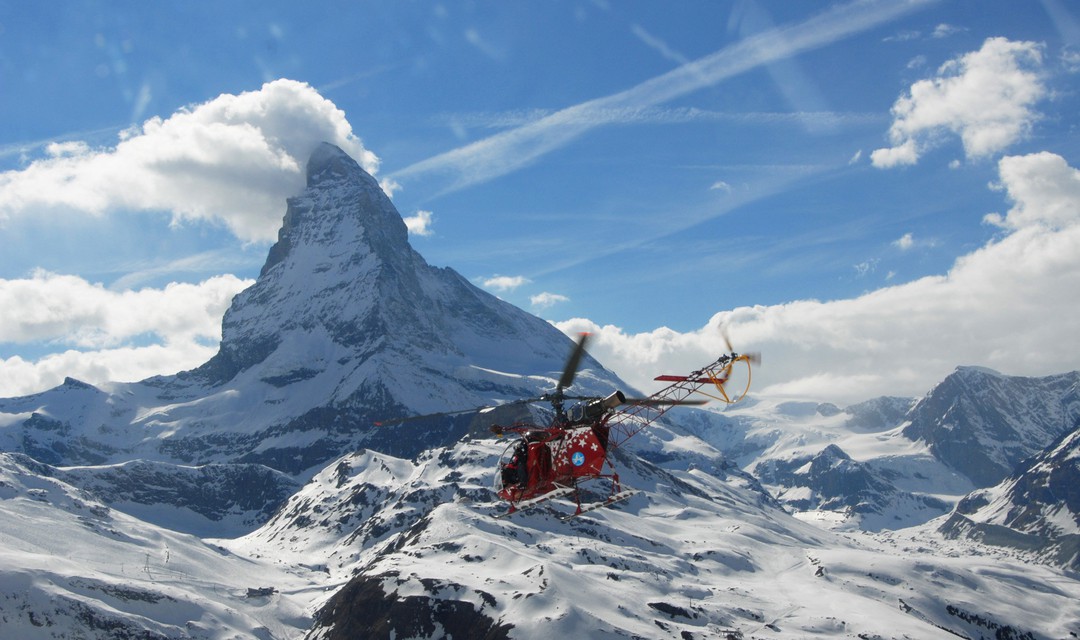 Ein Helikopter vor dem Matterhorn