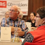 Aufmerksame Mitglieder bei der Präsentation von Folien, die die Reorganisation bei SRF aufzeigen.