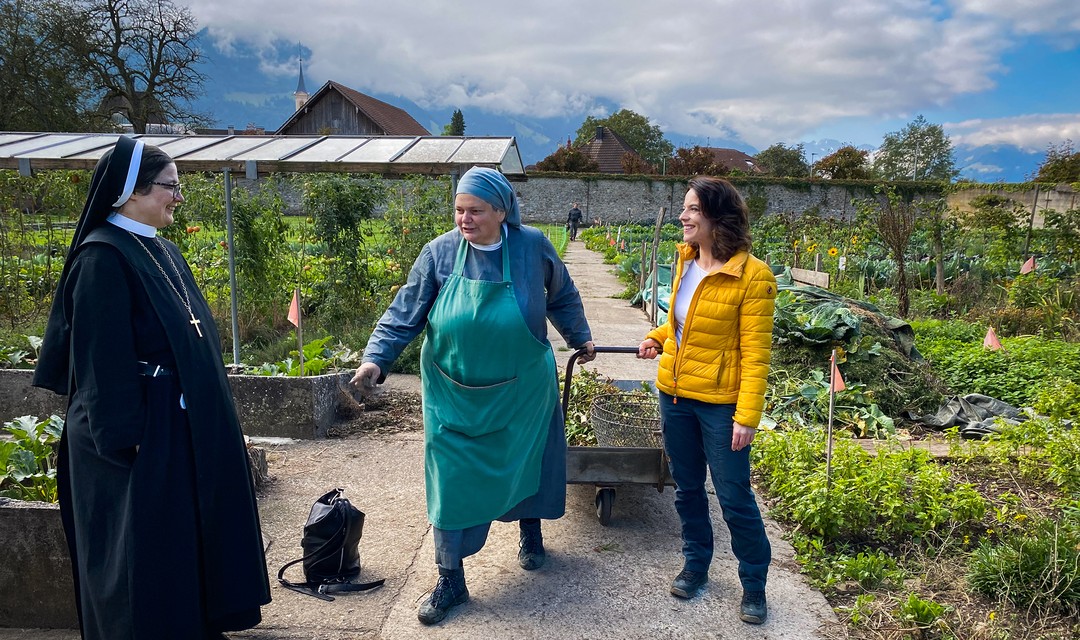 Foto: Mona Vetsch im Klostergarten mit zwei Nonnen