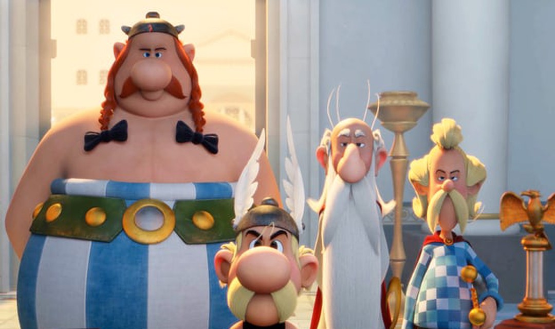Asterix, Obelix, Miraculix und Troubadix schauen über einen Tisch.