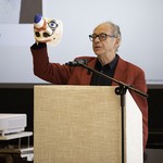 Niggi Ullrich, Präsident der SRG Basel, hält die Laudatio auf Joana Büchler, Edith Baumann und Niklaus Zeier.