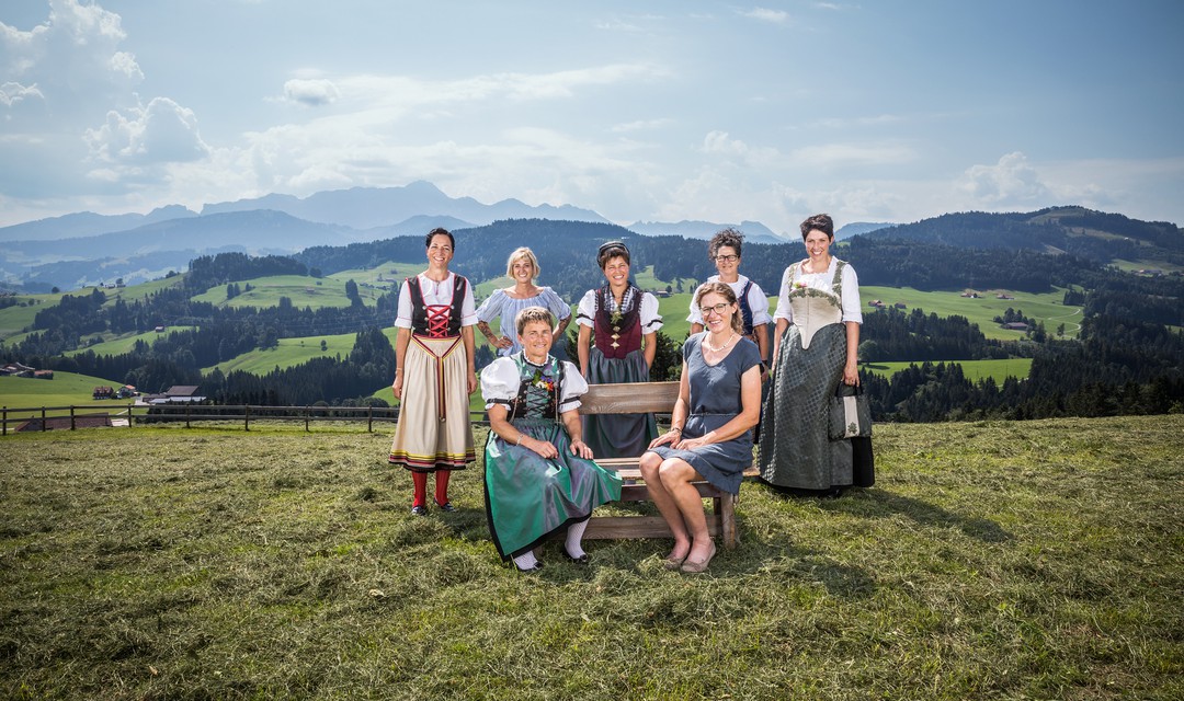 Gruppenbild der Gastgeberinnen von SRF bi de Lüt - Landfrauenküche