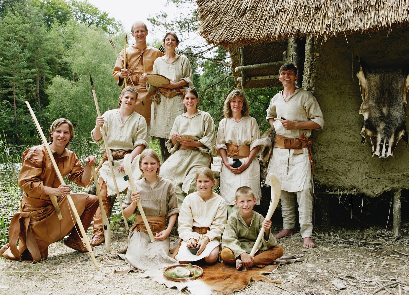 Gruppenbild der Pfahlbauer 2007: (vordere Reihe v.l.) Christian Hinterberger, Flurina Mäder, Flavia Mäder, Matteo Bots; (Mittlere Reihe) Martin Imhof, Veronica Bots, Ursula Bots, Berni Bots; (hinten) Jörg Mäder, Babette Mäder