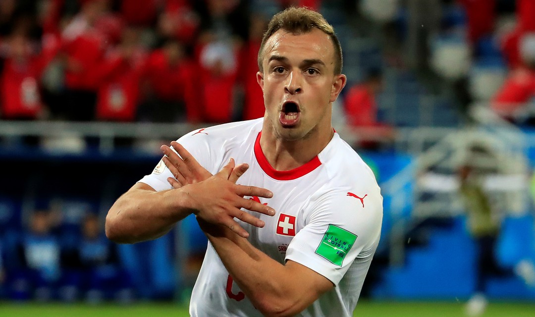 Schweizer Nationalspieler Xherdan Shaqiri jubelt nach seinem entscheidenden Treffer mit der Doppeladler-Handgeste