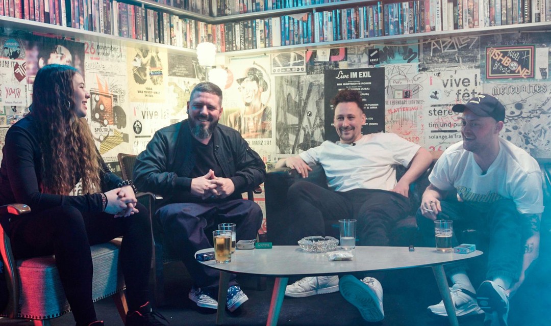 SGB, Semantik, SRF-Moderator Pablo Vögtli und Lil Bruzy sitzen zusammen in einem Bandraum