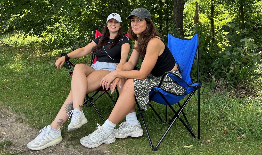 Mira Weingart und Céline Werdelis sitzen in Campingstühlen