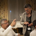 Vincent Augustin, Präsident der Regionalgesellschaft SRG.R, im Gespräch mit Monika Emmenegger, Gemeindepräsidentin von Hildisrieden und Vorstandsmitglied der SRG Luzern.