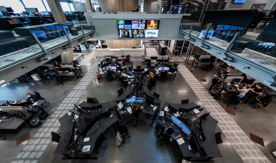 Blick von oben in den Newsroom.