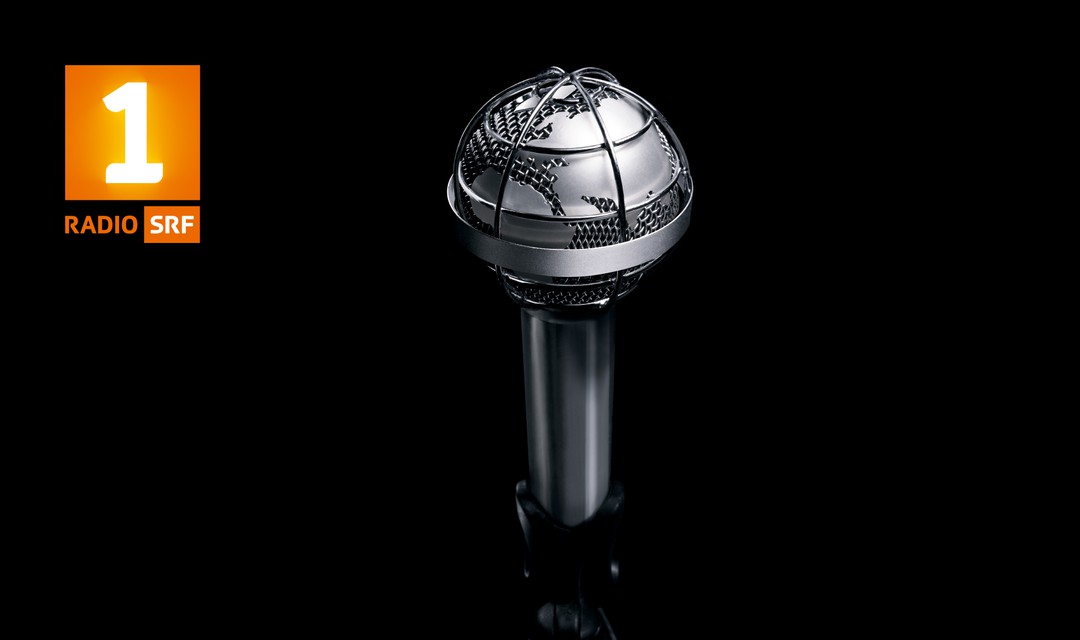 Mikrophon mit Weltkugel auf schwarzem Hintergrund