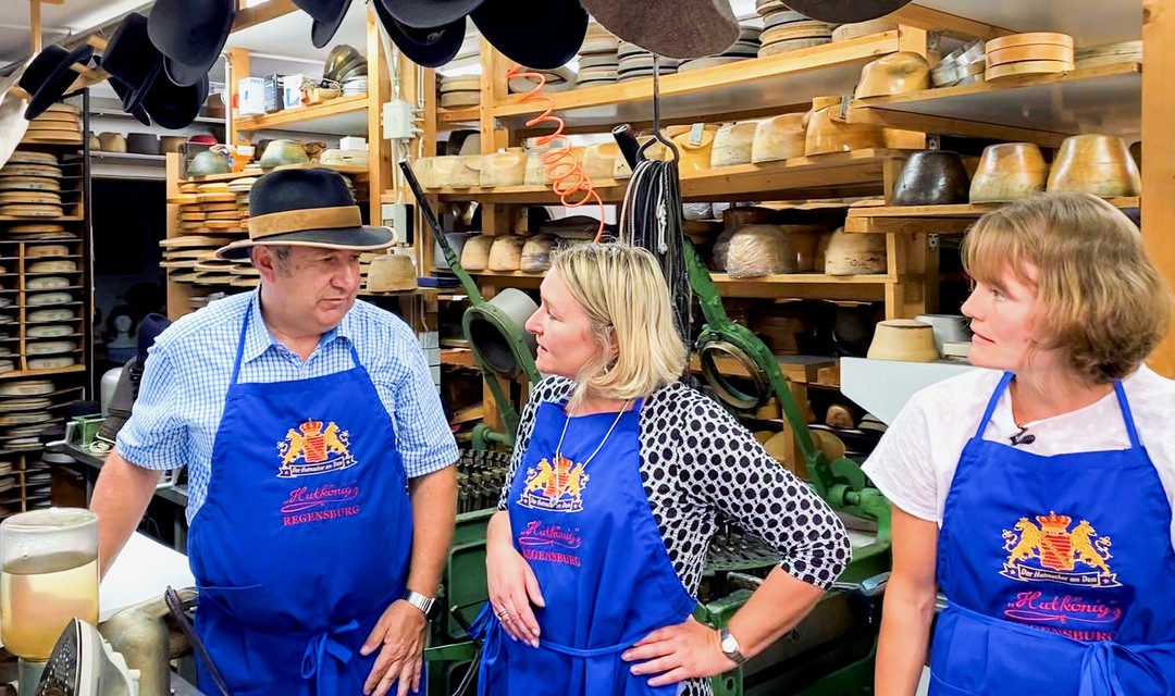 Andreas Nuslan, Denise Schlumpf und Nicole Knechtle in der Werkstatt in Regensburg.