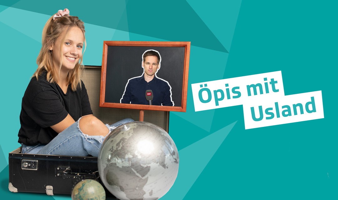 Junior Korrespondenten-Korrespondentin Eva sitzt in einem Koffer und hält eine Tafel in den Händen