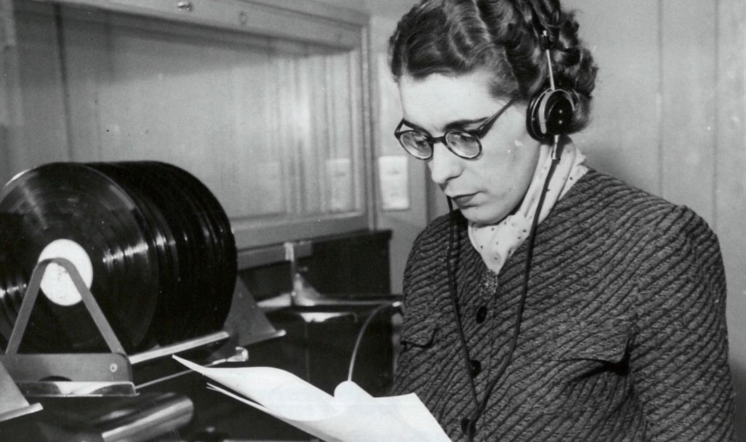 Eine Mitarbeiterin des Radiostudios Lausanne in den 1940er-Jahren.