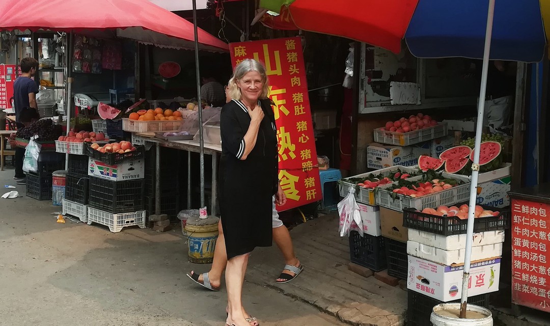 Cécile Ottiger an einem Markt in Peking.