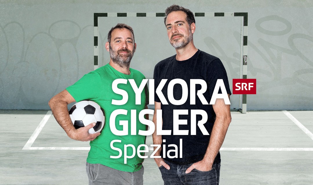 Keyvisual «Sykora Gisler spezial», Mämä Sykora und Tom Gisler stehen nebeneinander vor einem Fussballtor.