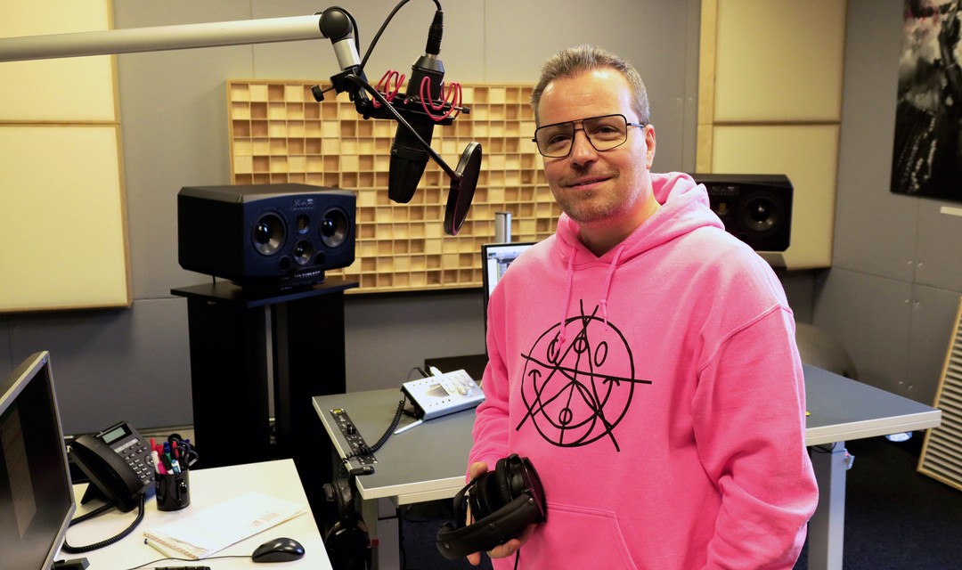 Sascha Rossier steht in seinem Tonstudio.