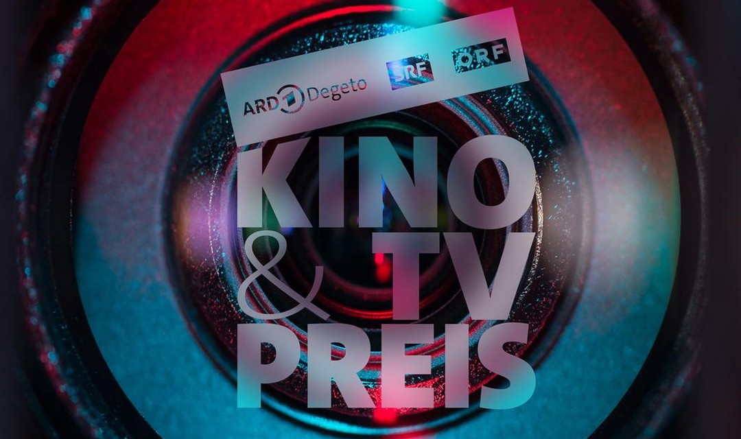 Das Foto zeigt die grosse, runde Öffnung einer Kameralinse in Rot- und Blautönen. Darüber ist der Schriftzug "Kino & TV Preis" zu lesen. Zudem sind die Sendersignete von ARD1 Degeto, SRF und ORF geschrieben.