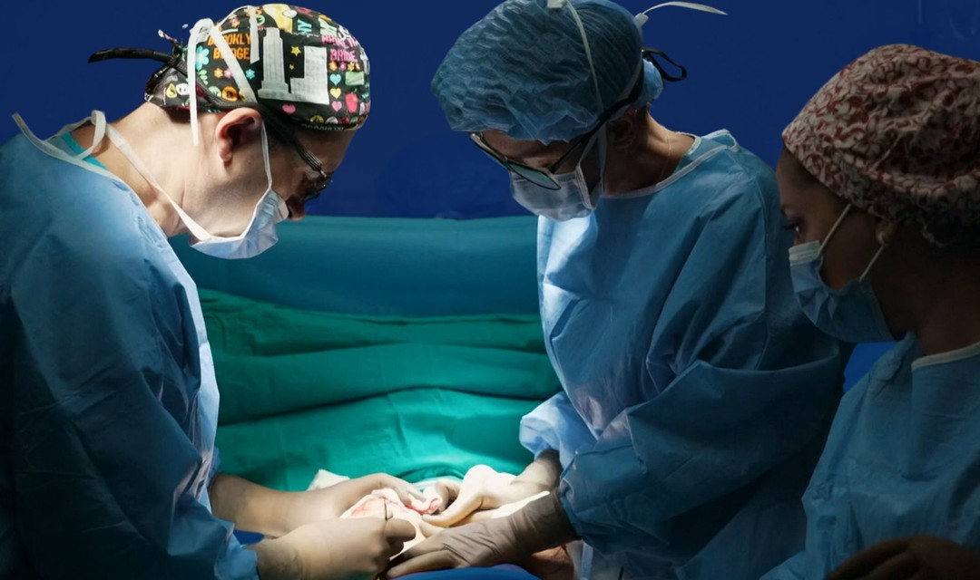 Chirurg mit Team während einer Operation