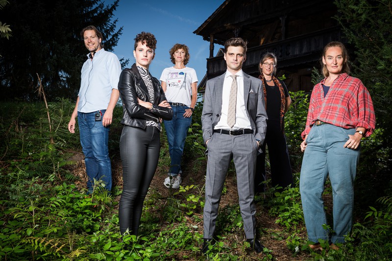 Der Cast der neuen Serie Neumatt vor einem Bauernhof.