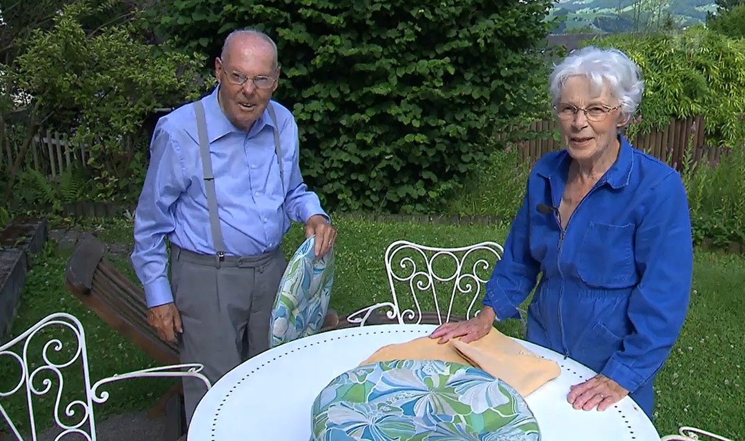 Das Ehepaar Geel steht am Gartentisch im Garten ihres Wohnhauses