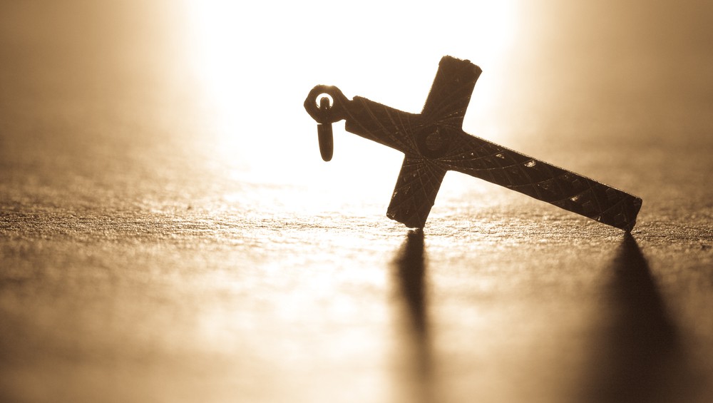 Kreuz auf Boden liegend