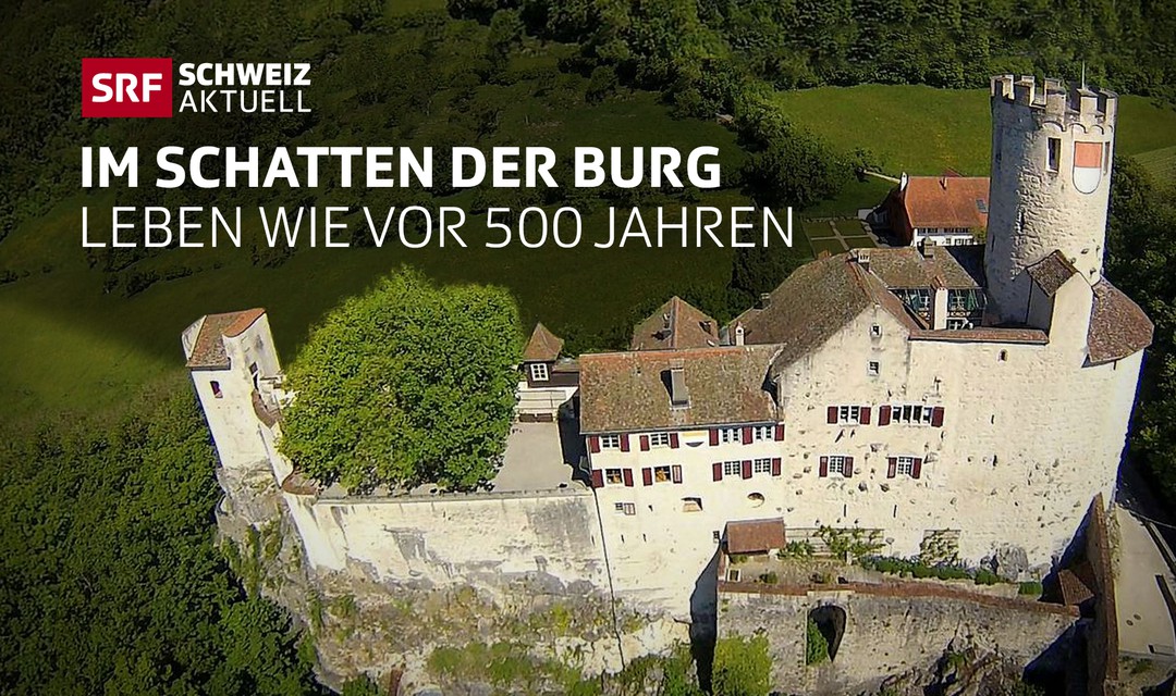 Burg auf Hügel von oben fotografiert