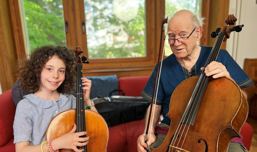 Foto Franz Hohler mit seiner Enkelin beim Cello spielen