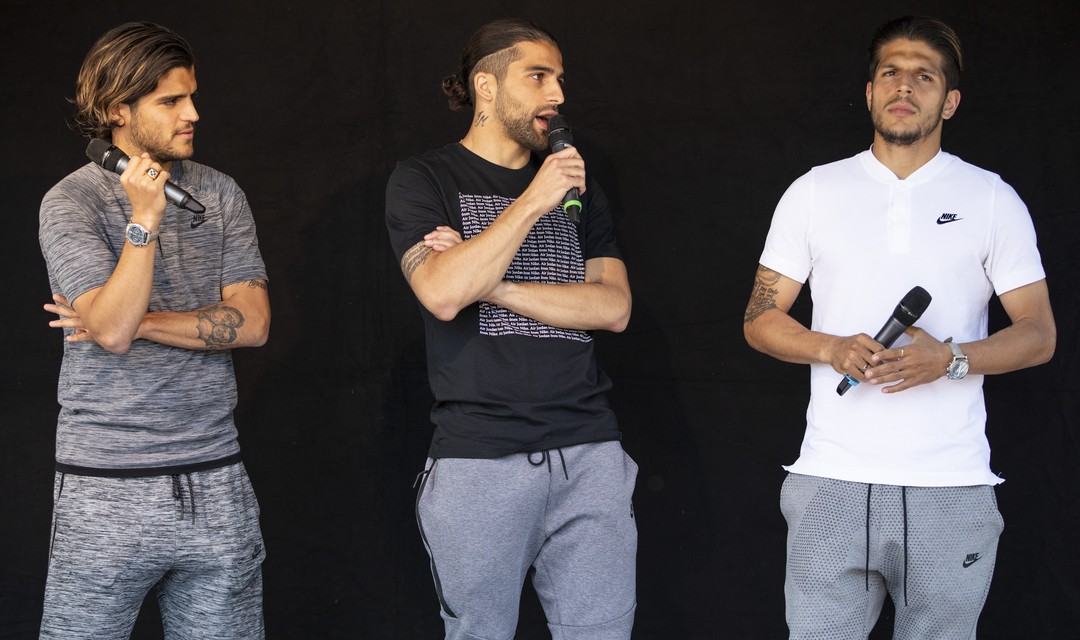 Die Brüder Ricardo, Roberto und Francisco Rodriguez stehen auf einer Bühne mit schwarzem Hintergrund