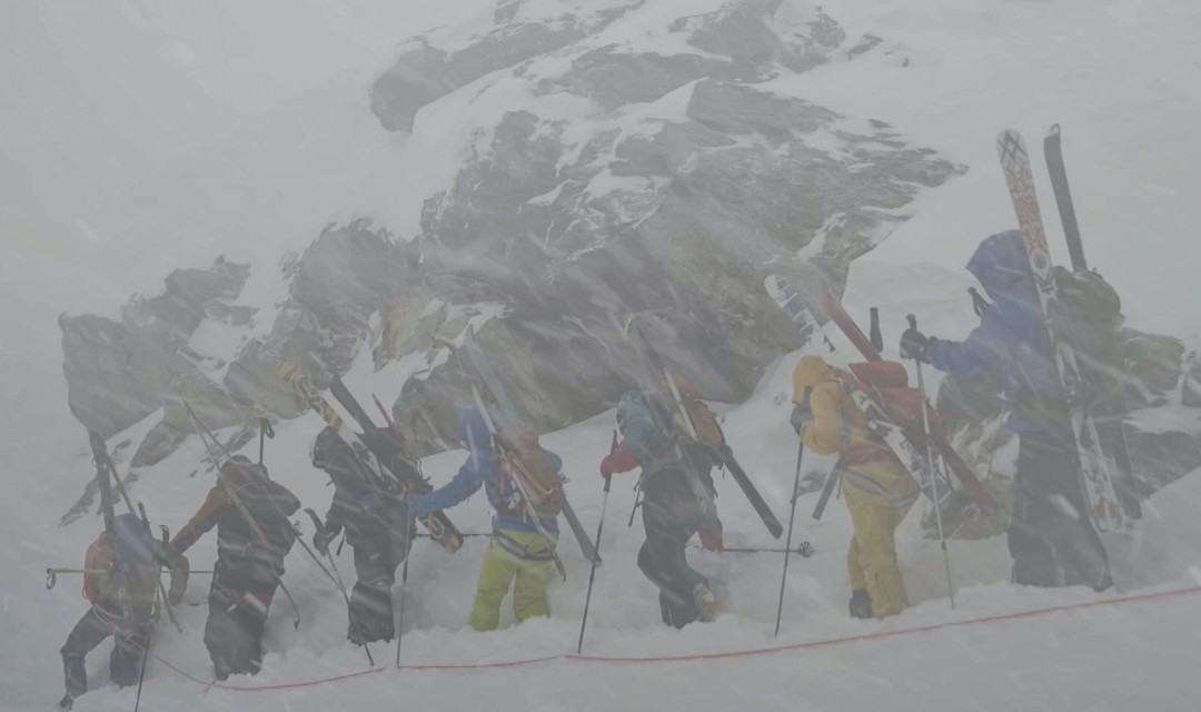Bild aus den DOK Film: Die Teilnehmer der Skitour kämpfen sich durch den Schneesturm.