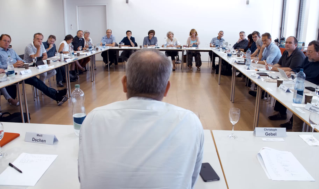 Mitglieder des Publikumsrat SRG.D sitzen in Sitzungszimmer