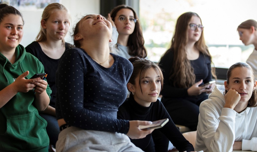 Foto von Jugendlichen in einem Schulzimmer