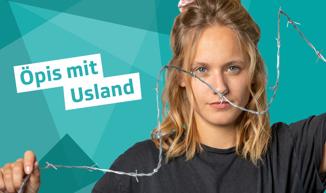 Eva hält einen Stacheldraht in den Händen