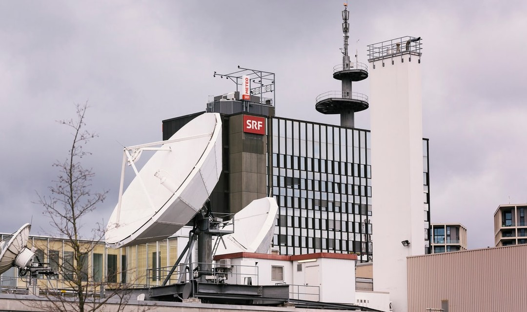 Satellitenschüssel auf dem SRF-Gebäude