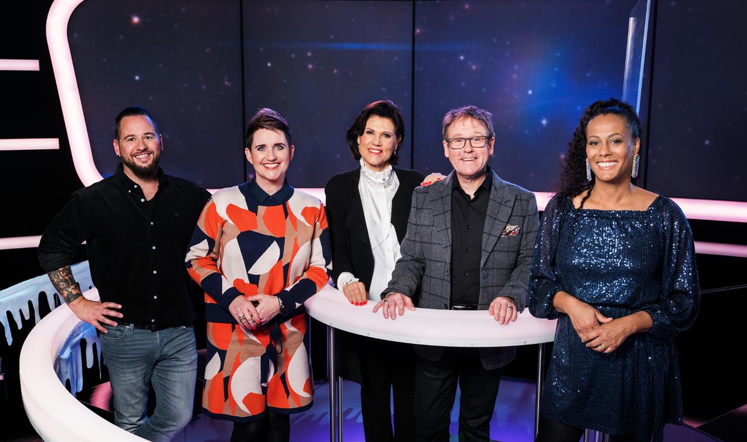 Trauffer, Steffi Buchli, Maja Brunner und Erich Vock mit Moderatorin Angélique Beldner im Studio.