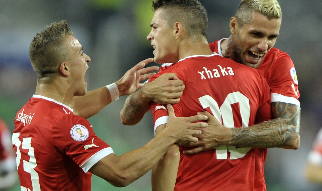 Shaqiri, Xhaka und Behrami bejubeln den Treffer der Schweizer Nationalmannschaft
