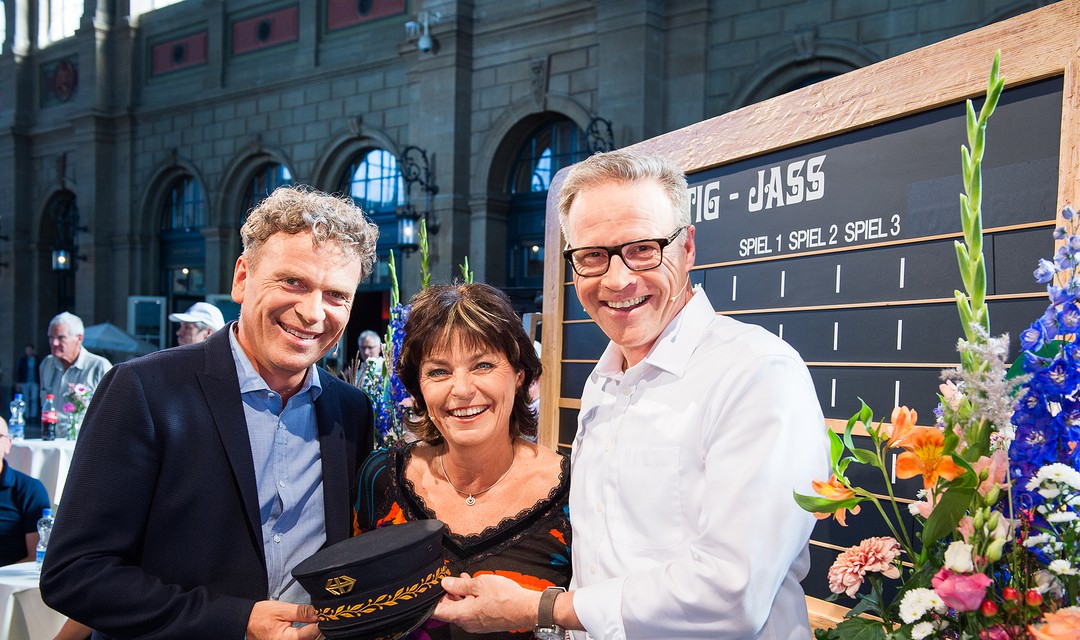 Schiedsrichter Dani Müller und Moderatorin Monika Fasnacht mit Gast Andreas Meyer im Hauptbahnhof Zürich