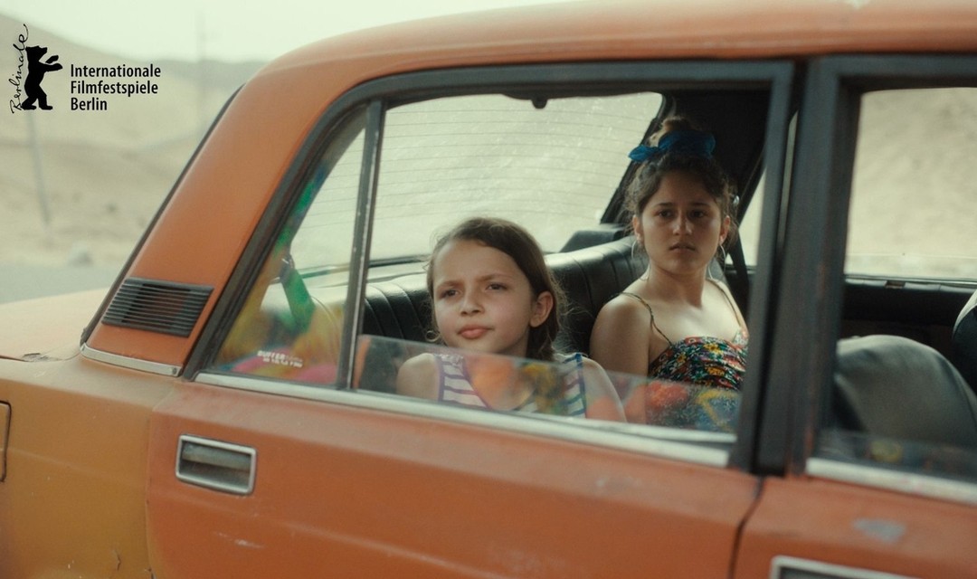 Kinder auf dem Rücksitz eines Autos, Filmstill aus Film «Reinas»