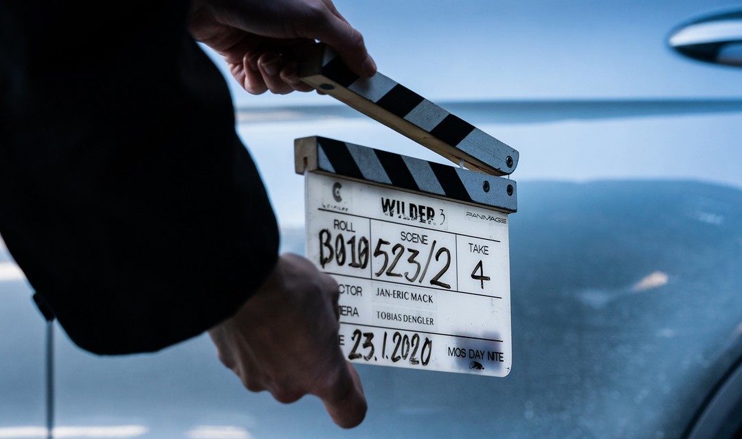 Der Aufnahmeleiter hält am Set von «Wilder» eine Filmklappe