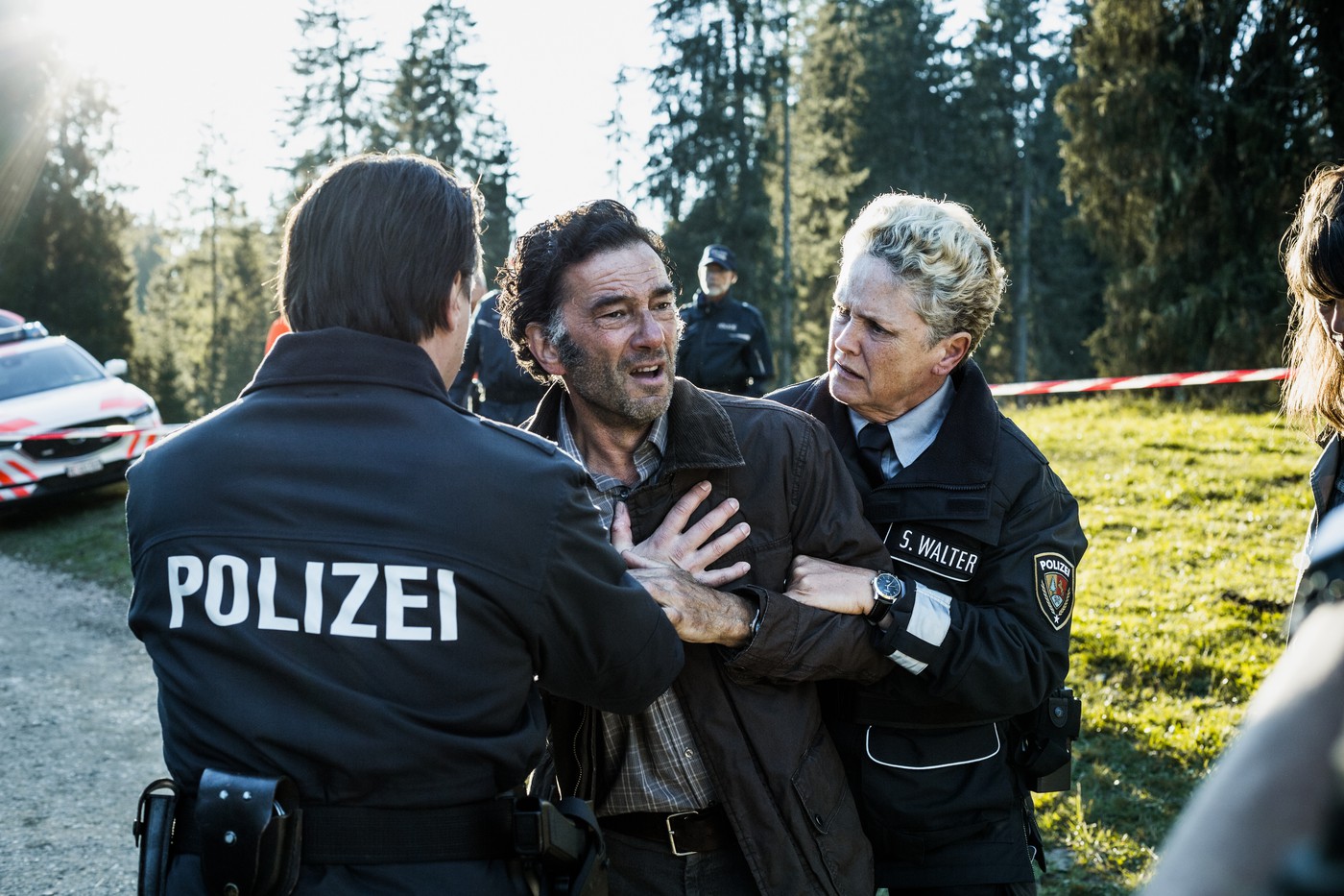 Mann wehrt sich gegen Festnahme von einer Schweizer Polizistin und einem Schweizer Polizisten.