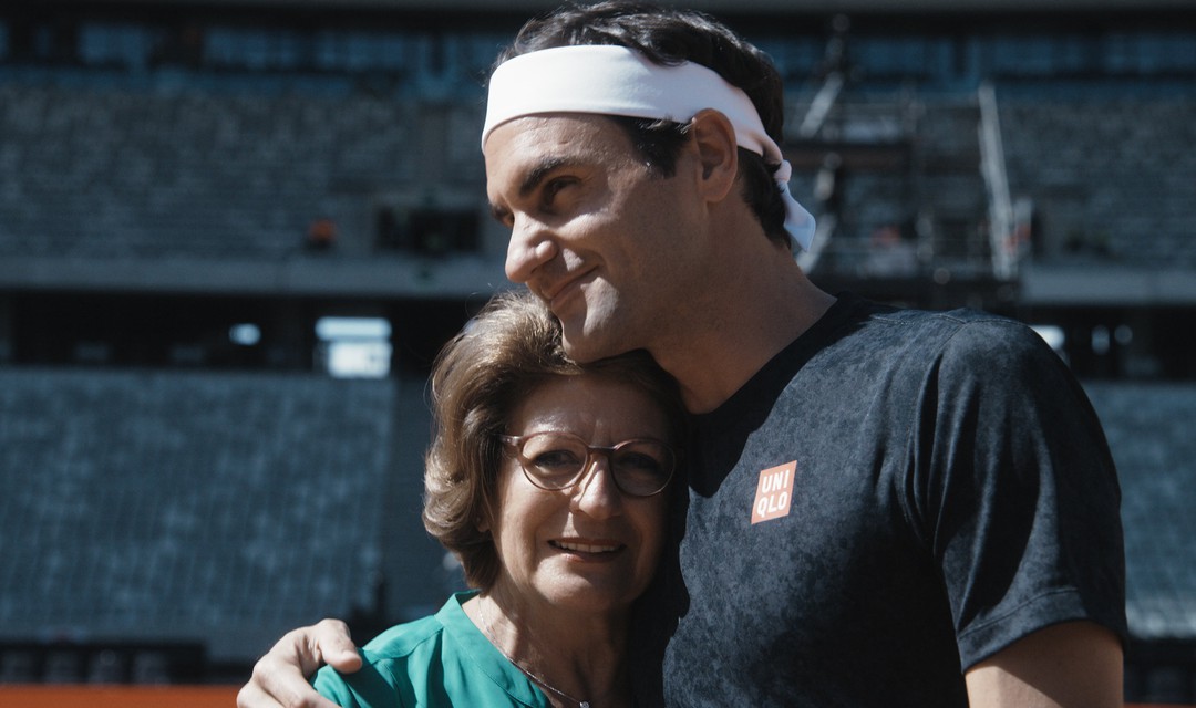 Roger Federer und seine Mutter Lynette im Stadion von Kapstadt.