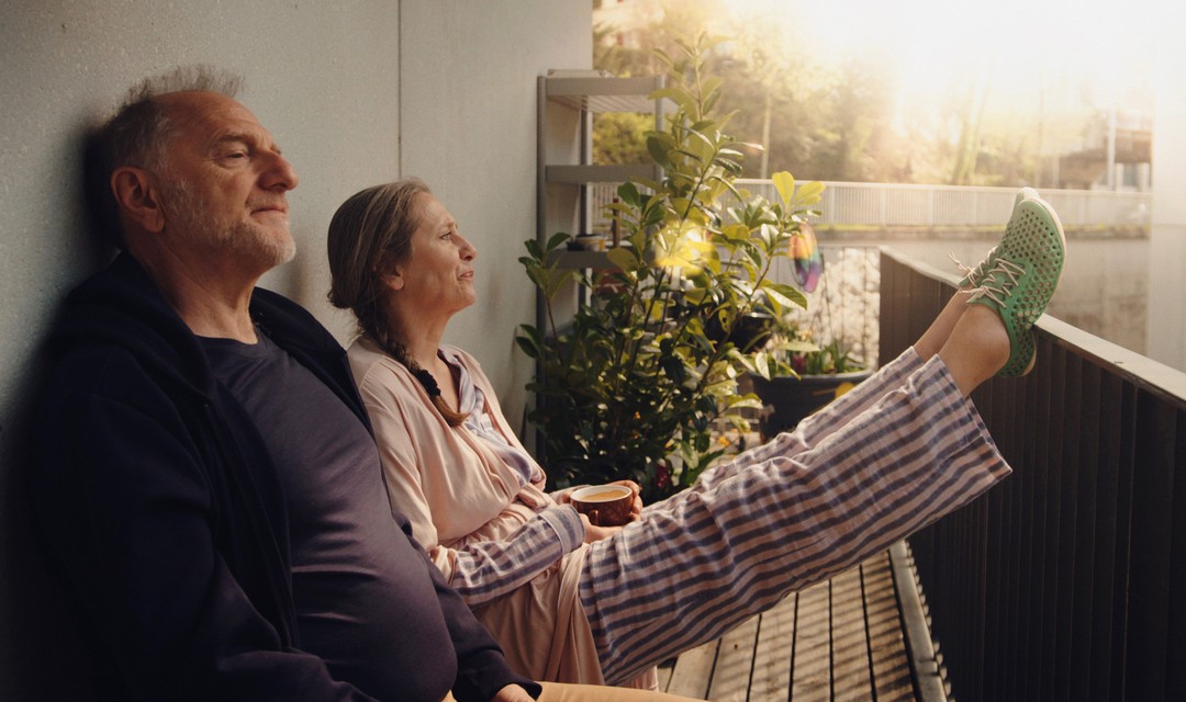 Die Eltern sitzen auf dem Balkon.