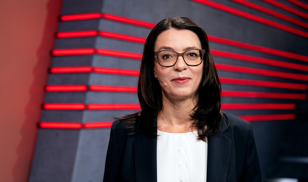 SRF-Direktorin Natalie Wappler steht im SRF-Studio und schaut in die Kamera.