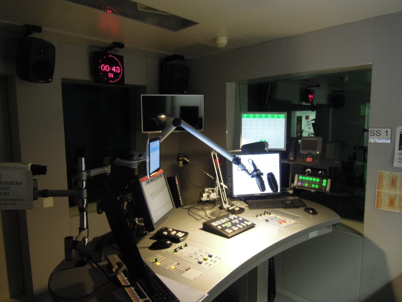 Radiostudio in der Newsredaktion in Bern während der Nachtschicht