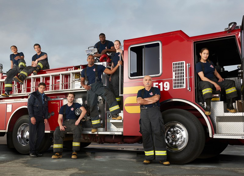 Der Cast von «Station 19» sitzt auf einem Feuerwehrauto.