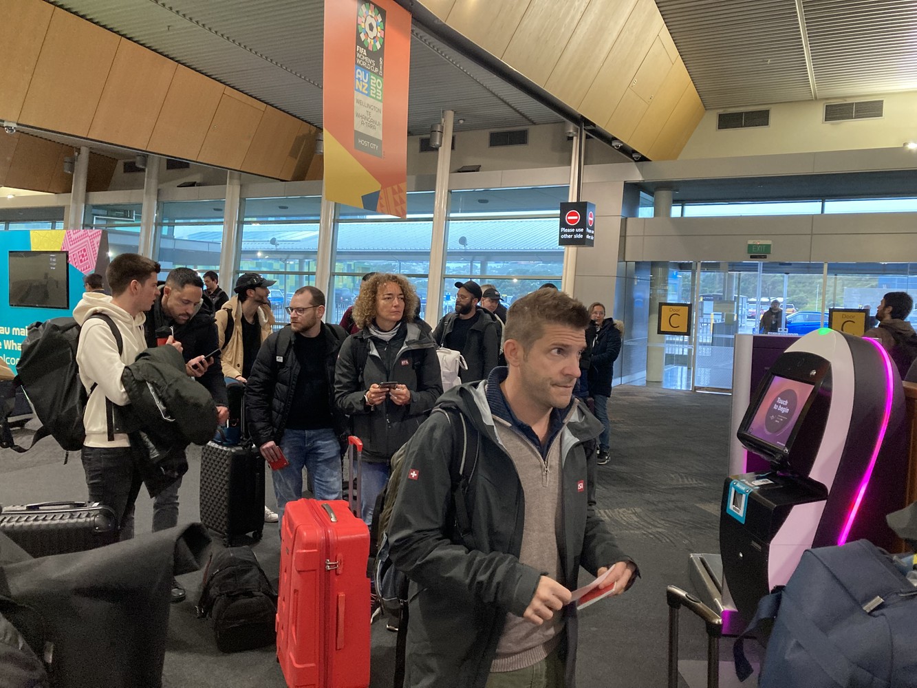 Die SRG-Crew am Flughafen Wellington beim Check-in