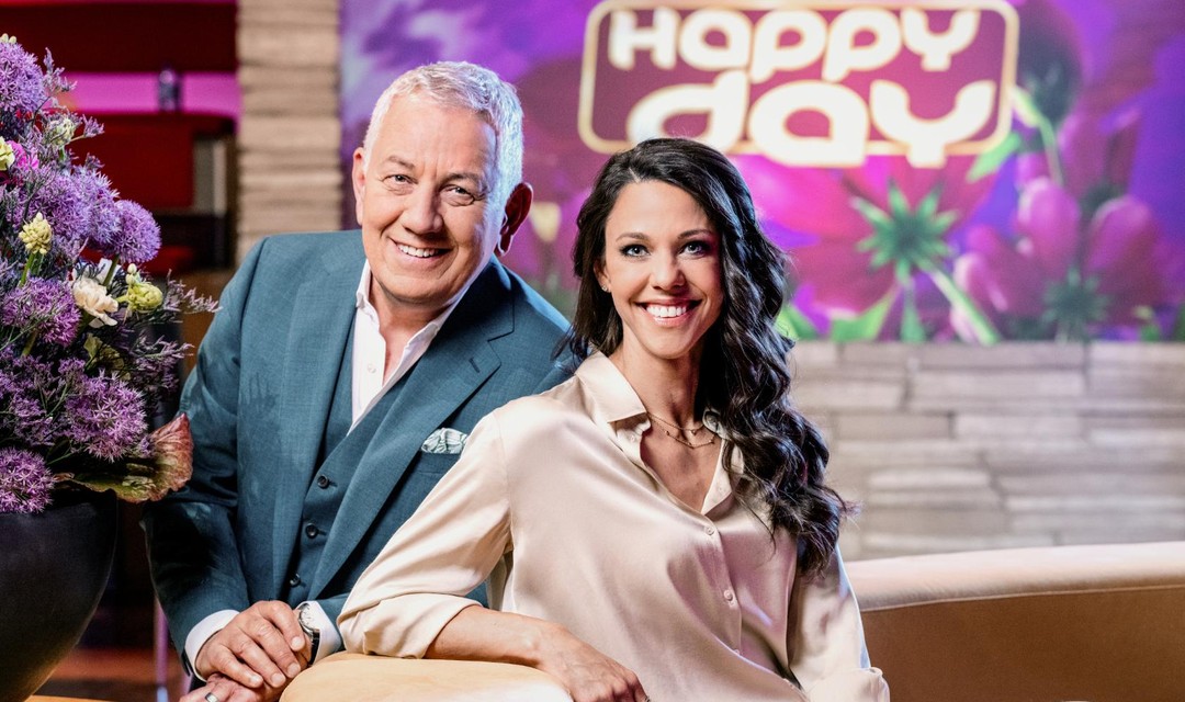 Kiki Maeder und Röbi Koller sitzen im Studio von «Happy Day»