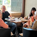 Persönliche Gespräche auch vor der Sendung: Mitglieder der SRG Luzern beim Kaffee mit Gipfeli.