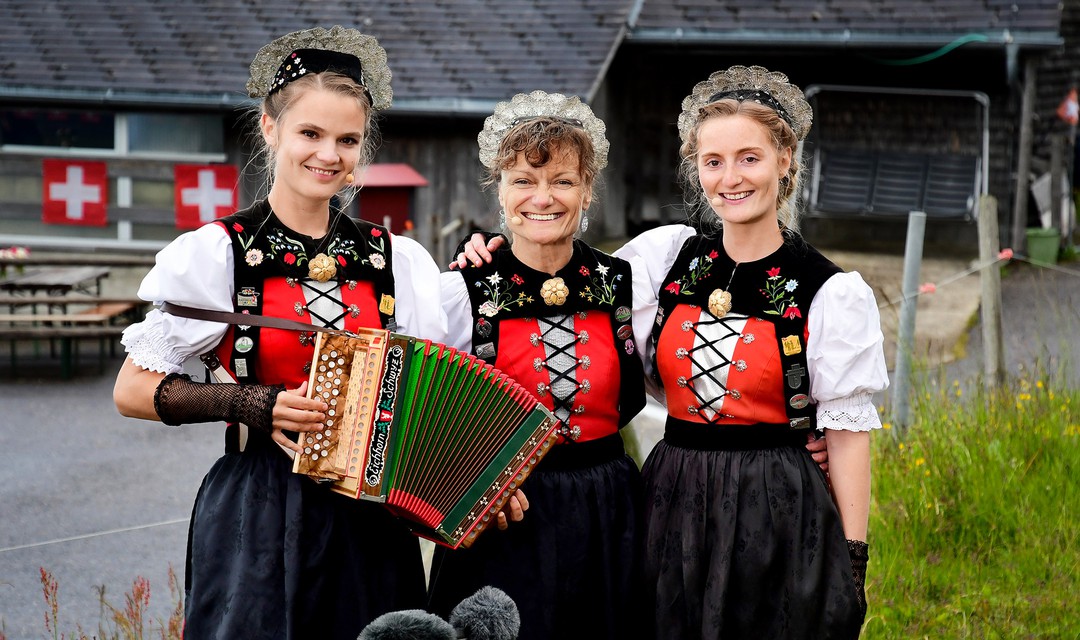 Maruschka (Schwyzeroergeli), Franziska und Natascha (Jodel) Monney