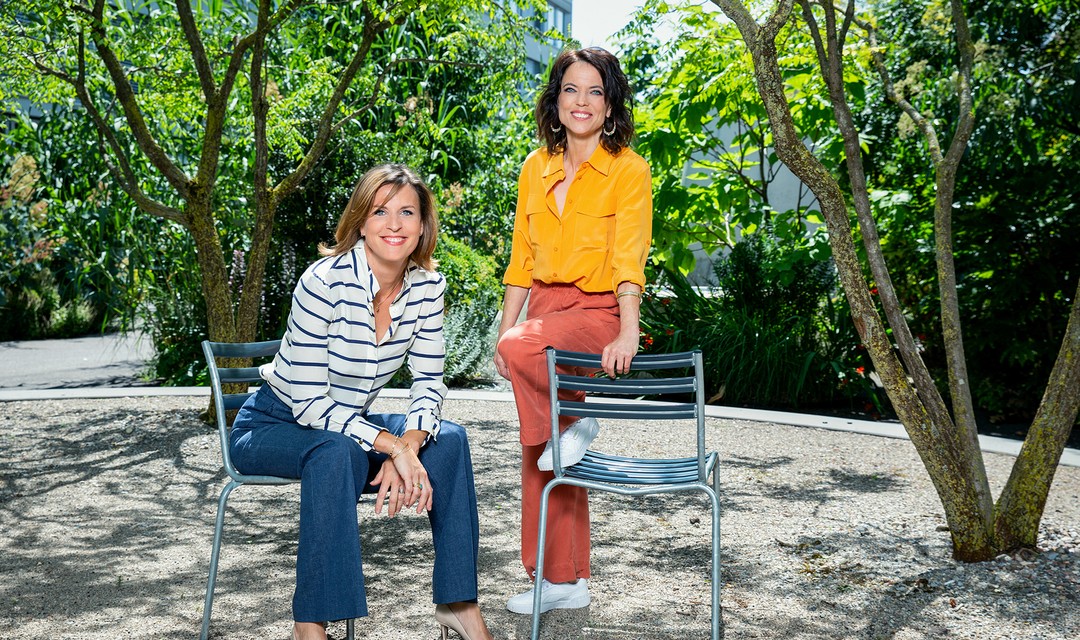 Cornelia Boesch und Mona Vetsch unter den Bäumen im Fernsehgarten